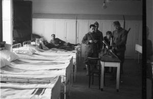 Viaggio in Jugoslavia. Ospedale di Zagabria: militari che armeggiano con una mitragliatrice all'interno di un reparto