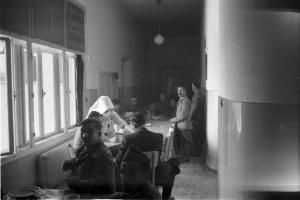 Viaggio in Jugoslavia. Ospedale di Zagabria: interno della mensa con suore che accudiscono i malati