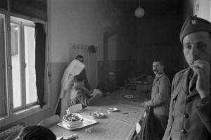 Viaggio in Jugoslavia. Ospedale di Zagabria: interno della mensa con suore che accudiscono i malati