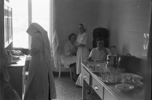 Viaggio in Jugoslavia. Ospedale di Zagabria: suore e infermiere alle cucine