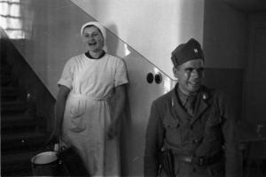 Viaggio in Jugoslavia. Ospedale di Zagabria: infermiera e soldato