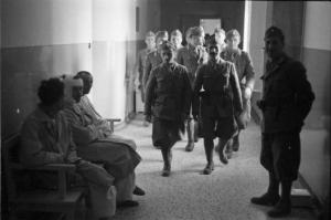Viaggio in Jugoslavia. Ospedale di Zagabria: militari e pazienti nel corridoio