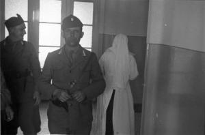 Viaggio in Jugoslavia. Ospedale di Zagabria: due militari e una suora ripresa da tergo