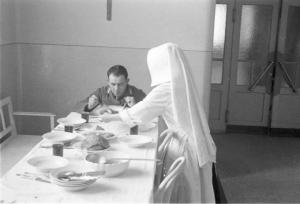 Viaggio in Jugoslavia. Ospedale di Zagabria: la mensa, una suora serve tavola e un miliziano ustascia
