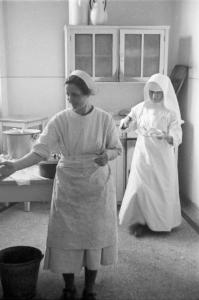 Viaggio in Jugoslavia. Ospedale di Zagabria: un'infermiera e una suora