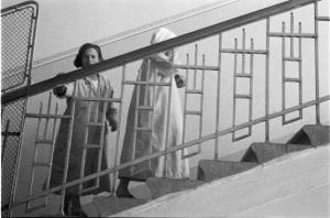 Viaggio in Jugoslavia. Ospedale di Zagabria: due pazienti per le scale