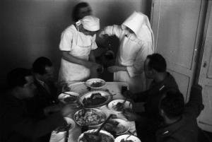 Viaggio in Jugoslavia. Ospedale di Zagabria: miliziani ustascia in mensa serviti da suore e infermiere
