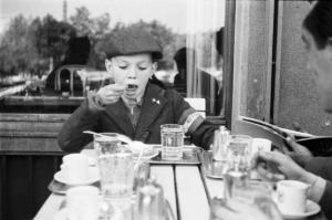 Viaggio in Jugoslavia. Zagabria: giovane recluta ustascia seduta al tavolino di un bar. Indossa giacchetta con svastica nazista appuntata sul bavero e fascia al braccio con la scritta "ustascia"