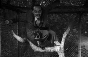 Viaggio in Jugoslavia. Giardino zoologico di Zagabria: ritratto maschile, fotografo appollaiato su un albero