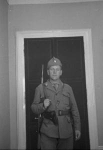 Viaggio in Jugoslavia. Zagabria: incontro diplomatico. Ritratto maschile, militare di guardia davanti alla porta