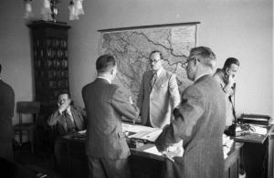 Viaggio in Jugoslavia. Zagabria: incontro diplomatico. Funzionari a colloquio in un ufficio che reca una carta geografica della Jugoslavia appesa alla parete