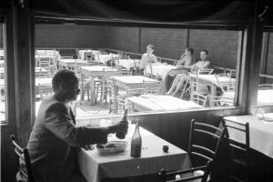 Viaggio in Jugoslavia. Zagabria: un avventore seduto in un ristorante. All'esterno una terrazza con tavolini all'aperto
