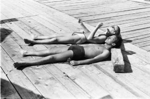 Viaggio in Jugoslavia. Zagabria: due giovani prendono il sole sdraiati sulle terrazze che costeggiano gli argini del fiume Sava