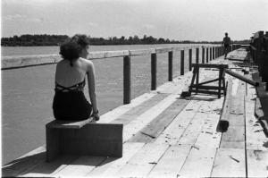 Viaggio in Jugoslavia. Zagabria: giovane donna in costume da bagno seduta su una delle sulle terrazze che costeggiano gli argini del fiume Sava
