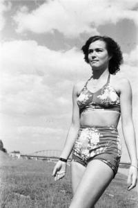Viaggio in Jugoslavia. Zagabria: ritratto femminile, giovane donna in costume da bagno sui prati che costeggiano le rive del fiume Sava