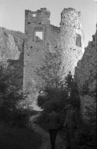 Viaggio in Jugoslavia. Samobar: il rudere di una torre in pietra