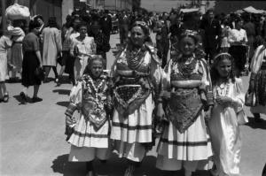 Viaggio in Jugoslavia. Zagabria: ritratto di gruppo, donne e bambine in abiti tradizionali in occasione del lunedi di Pentecoste