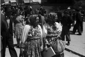 Viaggio in Jugoslavia. Zagabria: donne in abiti tradizionali in occasione del lunedi di Pentecoste