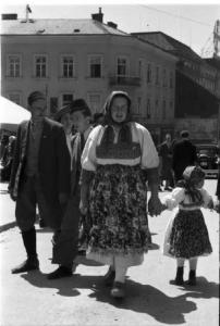 Viaggio in Jugoslavia. Zagabria: famiglia in abiti tradizionali in occasione del lunedi di Pentecoste
