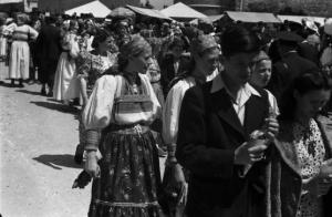 Viaggio in Jugoslavia. Zagabria: abitanti della città in abiti tradizionali in occasione del lunedi di Pentecoste