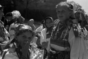Viaggio in Jugoslavia. Zagabria: ritratto di coppia, bambine in abiti tradizionali in occasione del lunedi di Pentecoste