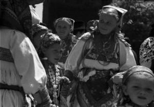 Viaggio in Jugoslavia. Zagabria: donne e bambine in abiti tradizionali in occasione del lunedi di Pentecoste