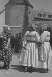 Viaggio in Jugoslavia. Zagabria: ritratto di gruppo, bambine in abiti tradizionali in occasione del lunedi di Pentecoste