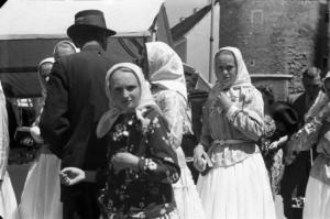 Viaggio in Jugoslavia. Zagabria: ritratto di gruppo, ragazzine in abiti tradizionali in occasione del lunedi di Pentecoste