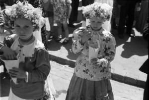 Viaggio in Jugoslavia. Zagabria: ritratto di coppia, bambine in abiti tradizionali in occasione del lunedi di Pentecoste