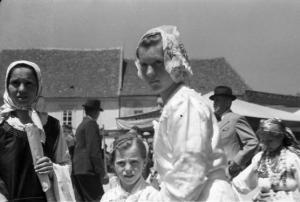 Viaggio in Jugoslavia. Zagabria: ritratto di gruppo, donne e bambine in abiti tradizionali in occasione del lunedì di Pentecoste