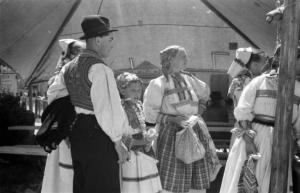Viaggio in Jugoslavia. Zagabria: croati in abiti tradizionali in occasione del lunedì di Pentecoste