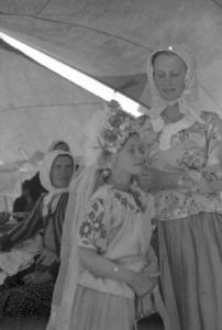 Viaggio in Jugoslavia. Zagabria: madre e figlia in abiti tradizionali in occasione del lunedì di Pentecoste