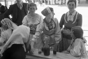 Viaggio in Jugoslavia. Zagabria: ritratto di gruppo, donne croate in abiti tradizionali in occasione del lunedì di Pentecoste