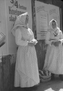 Viaggio in Jugoslavia. Zagabria: donne croate in abiti tradizionali in occasione del lunedì di Pentecoste