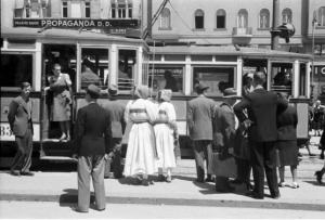 Viaggio in Jugoslavia. Zagabria: un tram e viaggiatori in attesa alla fermata