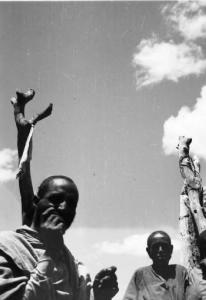 Viaggio in Africa. Paesaggio africano: alcuni militari in marcia nei pressi di una cascata