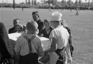 Viaggio in Jugoslavia. Domenica sportiva a Sisak: un gruppo di fanciulli circonda il carretto del gelataio