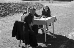 Viaggio in Jugoslavia. Domenica sportiva a Sisak: un gruppo di giovani seduti al tavolo mentre fanno il picnic