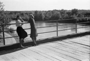 Viaggio in Jugoslavia. Ponte sul fiume - giovani donne appoggiate alla ringhiera