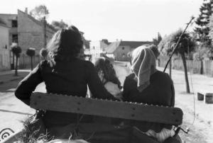 Viaggio in Jugoslavia. Donne e bambina su un calesse