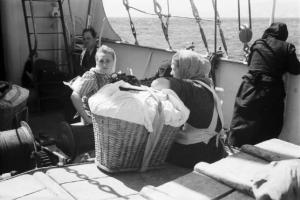 Viaggio in Jugoslavia. Viaggiatori a bordo di una imbarcazione