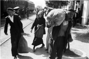 Viaggio in Jugoslavia. Verso Sebenico: viaggiatori con bagagli in attesa alla stazione