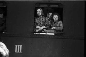 Viaggio in Jugoslavia. Verso Sebenico: gruppo di giovani donne al finestrino del treno, in attesa della partenza