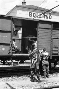 Campagna di Russia. Bolzano - stazione ferroviaria - militare avvolto in una bandiera nazista