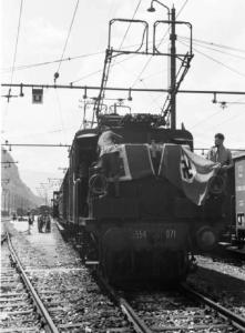 Campagna di Russia. Bolzano - stazione ferroviaria - treno in partenza per il fronte russo - locomotrice con bandiere naziste