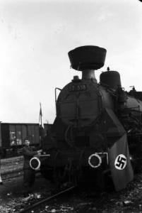Campagna di Russia. Treno militare in viaggio verso il fronte russo - la locomotrice con bandiera nazista