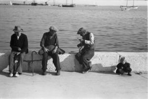 Viaggio in Jugoslavia. Sebenico: un gruppo di anziani abitanti nei pressi del molo - al loro fianco una fanciulla