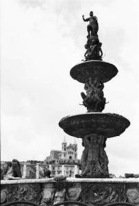 Viaggio in Africa. Viaggio di ritorno in Italia. Messina - particolare della Fontana di Orione. Sullo sfondo il colle della Caperrina su cui sorge il Santuario di Montalto