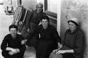 Viaggio in Jugoslavia. Sebenico: donne nei pressi dell'uscio di casa - ritratto di gruppo