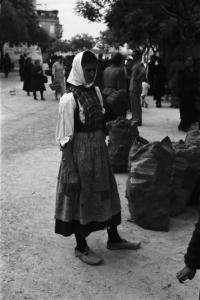 Viaggio in Jugoslavia. Sebenico: giovane donna di campagna al mercato